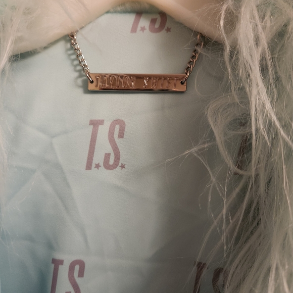 Taylor Swift Fur Coat - The Life of a Showgirl - Picture 4 of 5